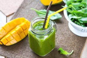 Low Calorie Mango Spinach Smoothie